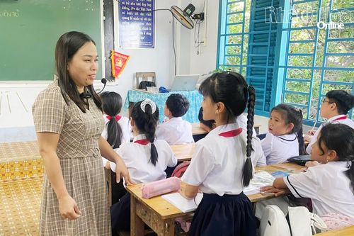 Cô giáo dạy sử vững chuyên môn, giàu lòng nhân ái