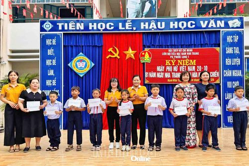 Hội Khuyến học phường Nam Nha Trang trao 30 suất học bổng cho học sinh có hoàn cảnh khó khăn