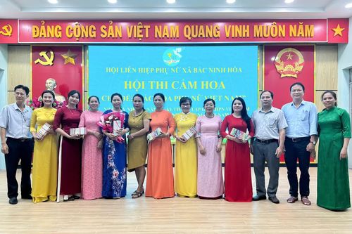 Hội Liên hiệp Phụ nữ xã Bắc Ninh Hòa tổ chức hội thi cắm hoa