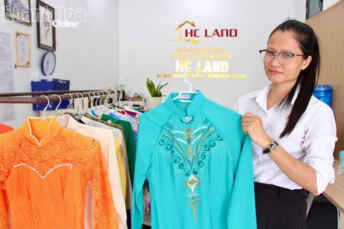 Lan tỏa yêu thương qua những chiếc áo dài
