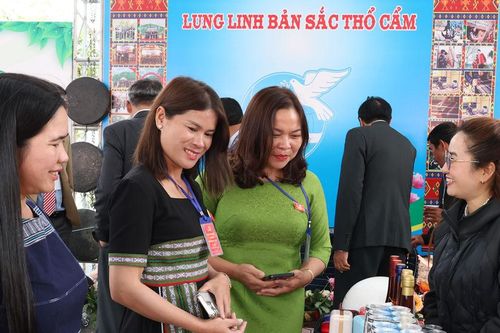 Phát huy vai trò phụ nữ trong tham gia xây dựng Đảng, chính quyền