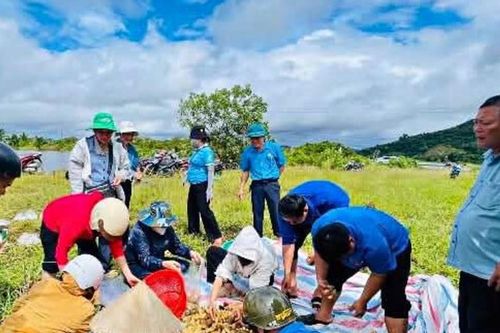 Ấm tình người giữa mùa lũ ở Cát Tiên