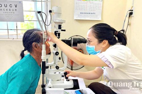 Để người cao tuổi được tiếp cận dịch vụ y tế hiện đại