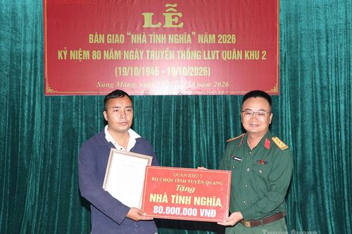 Bàn giao nhà tình nghĩa cho gia đình chính sách tại xã Sủng Máng