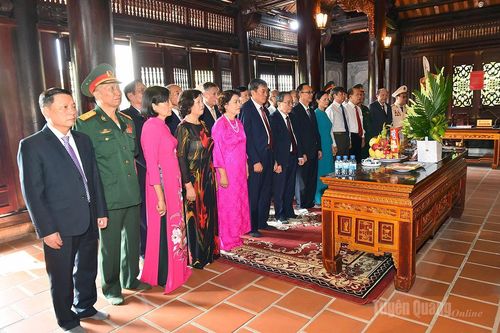 Đoàn Ban Chủ nhiệm Câu lạc bộ Tân Trào Tuyên Quang dâng hương Chủ tịch Hồ Chí Minh