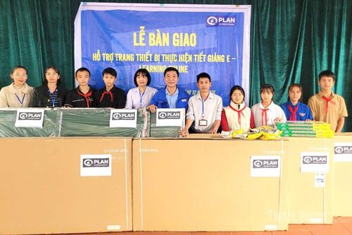 Văn phòng Plan Tuyên Quang hỗ trợ thiết bị chuyển đổi số giáo dục tại xã Sủng Máng