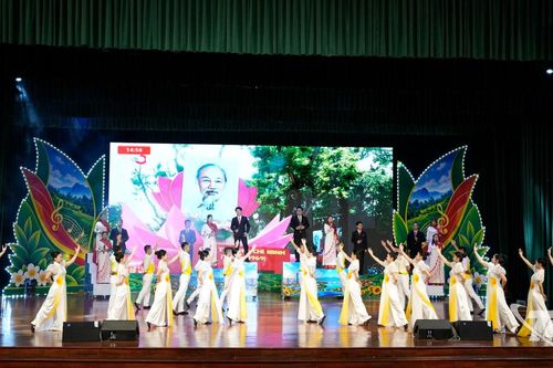 Khai mạc Liên hoan nghệ thuật quần chúng 'Tiếng hát đại đoàn kết' khu vực III