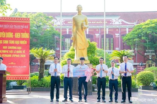 Tuyên dương học sinh Quốc Học - Huế đoạt Huy chương Bạc Olympic Vật lí quốc tế