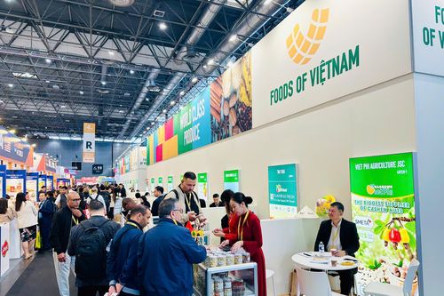 Khu gian hàng Việt Nam tại Hội chợ Sial Paris 2026 thu hút đông đảo khách quốc tế đến tham quan, giao dịch