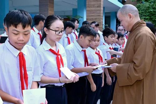 TP.HCM: Chùa Liên Trì và Phổ Hiền trao học bổng 'Tiếp sức đến trường - Chắp cánh ước mơ'