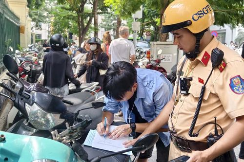 Hà Nội: Cảnh sát đến từng bãi giữ xe, quán xá ở phố cổ chấn chỉnh xe dừng đỗ trái quy định