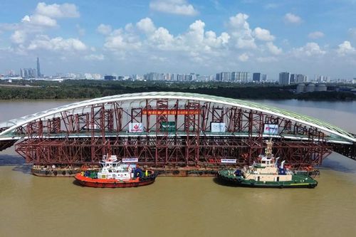 Giải bài toán kỹ thuật để hợp long cầu đi bộ qua sông Sài Gòn