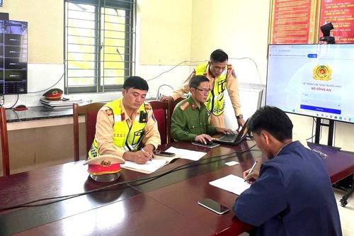 Lào Cai: Xử lý nam thanh niên che biển số xe, đánh võng trên cầu Móng Sến