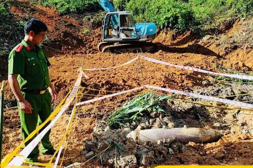 Quảng Ngãi: Đào ao trữ nước, phát hiện quả bom còn sót lại sau chiến tranh