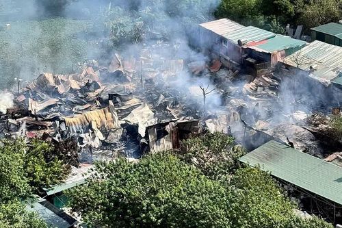Hiện trường dãy nhà trọ tan hoang sau khi 'bà hỏa' ghé