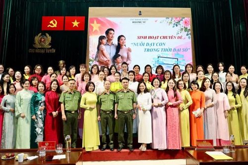 Nữ cán bộ Cục Ngoại tuyến giỏi nghiệp vụ, khéo dạy con thời đại số