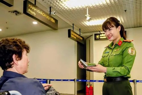 Nụ cười ấm áp nơi cửa khẩu quốc tế Nội Bài