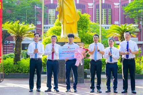 Huế thưởng 150 triệu đồng cho nam sinh đoạt Huy chương Bạc Olympic Vật lý quốc tế Al-Fergani