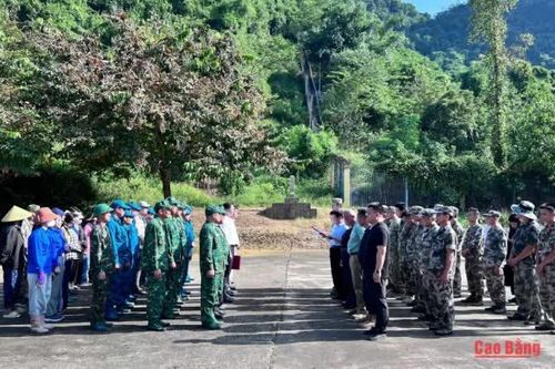 Xã Đức Long phối hợp tổ chức phát quang đường thông tầm nhìn biên giới