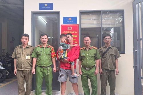 Nhớ bố, bé trai 5 tuổi lẻn ra đường lúc 2h sáng đi tìm và cái kết ấm lòng