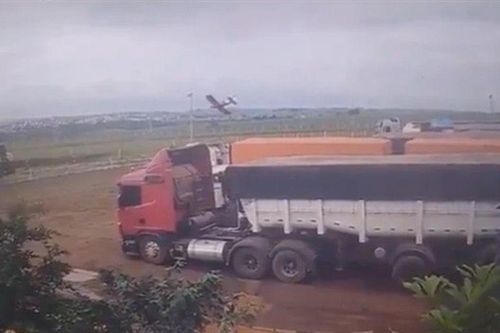 Clip: Máy bay vừa cất cánh đã lộn vòng rồi lao xuống cánh đồng, khoảnh khắc sau đó khiến ai xem cũng ám ảnh