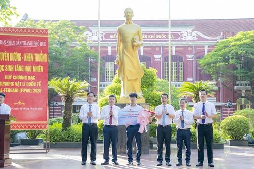 Tp. Huế tuyên dương học sinh giành Huy chương Bạc Olympic Vật lý quốc tế