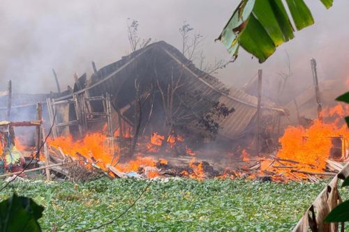 Dãy nhà trọ tự phát ở Hà Nội bốc cháy dữ dội