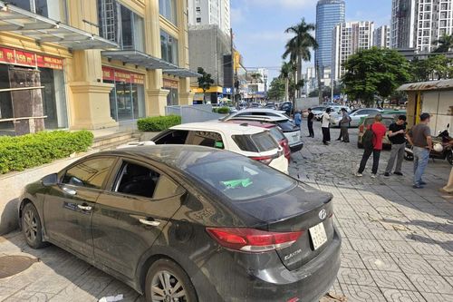 Hàng loạt ô tô đỗ trước chung cư ở Nghệ An bị đập vỡ kính trong đêm