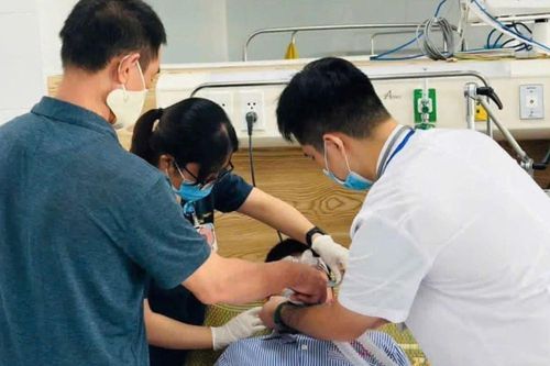 40 người ngộ độc khí Clo: 2 bệnh nhân nặng, suy hô hấp, tổn thương giác mạc
