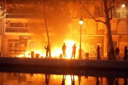Tổng thống Macron kêu gọi đối thoại sau làn sóng bạo lực tại Pháp