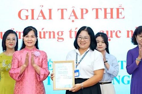 Phụ nữ phường Láng viết tiếp bản hùng ca thời đại mới