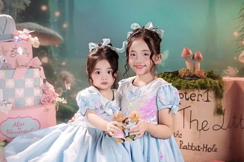 Con gái nhà Khánh Thi - Phan Hiển: Anna ra dáng chị cả, Lisa 3 tuổi đáng yêu như em bé bánh bao