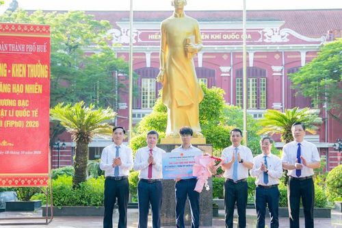 Thưởng 150 triệu đồng cho học sinh giành Huy chương Bạc Olympic Vật lý quốc tế