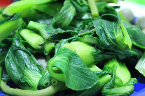 Luộc rau nên đậy vung hay mở vung để rau giữ màu xanh tươi?