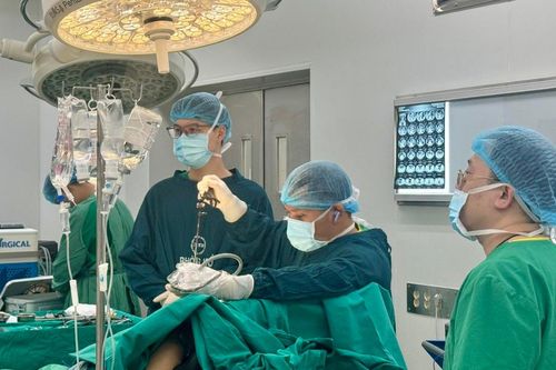 Ho ra đờm có mùi giống phân, người đàn ông phát hiện tình trạng hiếm gặp