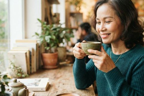 Uống trà xanh mỗi ngày, người sau 50 tuổi cần lưu ý gì?