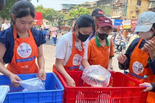 Những người trẻ giữ lửa yêu thương bên bữa cơm 5.000 đồng tới bệnh nhân
