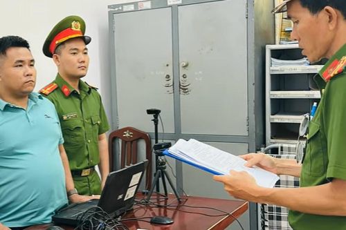 Người đàn ông giở 'thói côn đồ' bóp cổ, đánh tài xế ô tô nhập viện sau va chạm giao thông