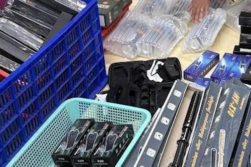 Phát hiện kho hàng thu giữ hàng trăm công cụ hỗ trợ