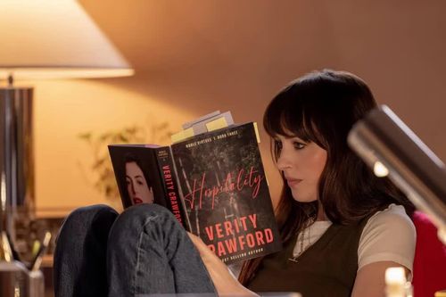 Verity (Bí mật bị chôn vùi): Anne Hathaway bí hiểm khiến khán giả ngạt thở