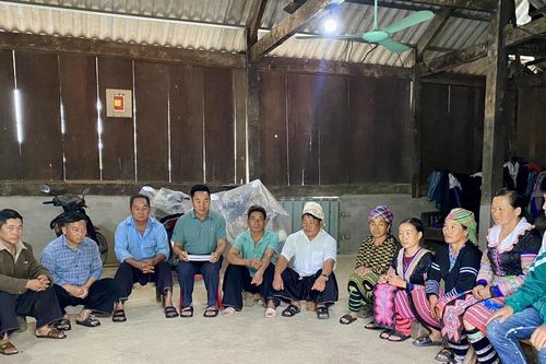 Người vun đắp bình yên bản Mông