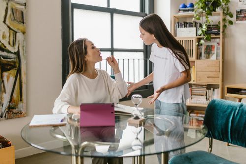 Thói quen của cha mẹ khiến con chật vật kiểm soát cảm xúc
