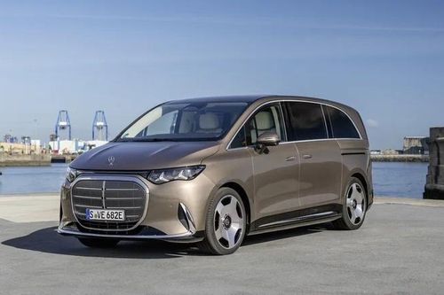 Kết cục khi để trẻ em 'lái thử' xe van điện Mercedes VLE tại triển lãm