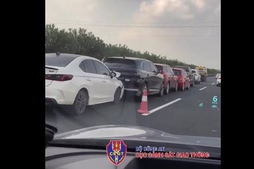 Hai xe không giữ khoảng cách an toàn, 6 xe tông liên hoàn trên cao tốc