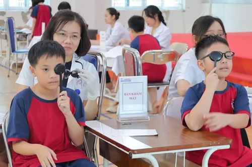 Cận thị học đường gia tăng: Phát hiện sớm để kiểm soát hiệu quả