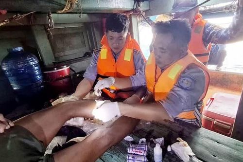 Bộ Tư lệnh Vùng Cảnh sát biển 4 ứng cứu ngư dân gặp nạn trên biển