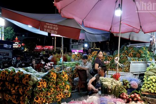 [Ảnh] Hà Nội: Chợ hoa Quảng Bá nhộn nhịp sáng sớm ngày 20/10