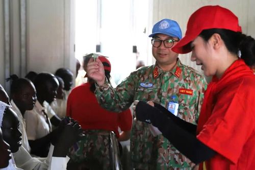 Lực lượng mũ nồi xanh Việt Nam lan tỏa tình yêu thương đến học sinh Abyei