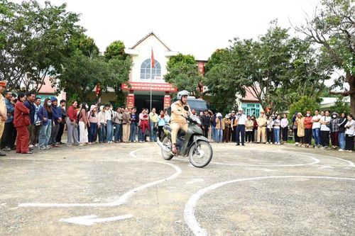 Mang kiến thức, kỹ năng lái xe an toàn đến đồng bào vùng biên