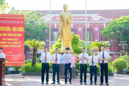 Nam sinh Huế giành Huy chương Bạc quốc tế, nhận thưởng 150 triệu đồng